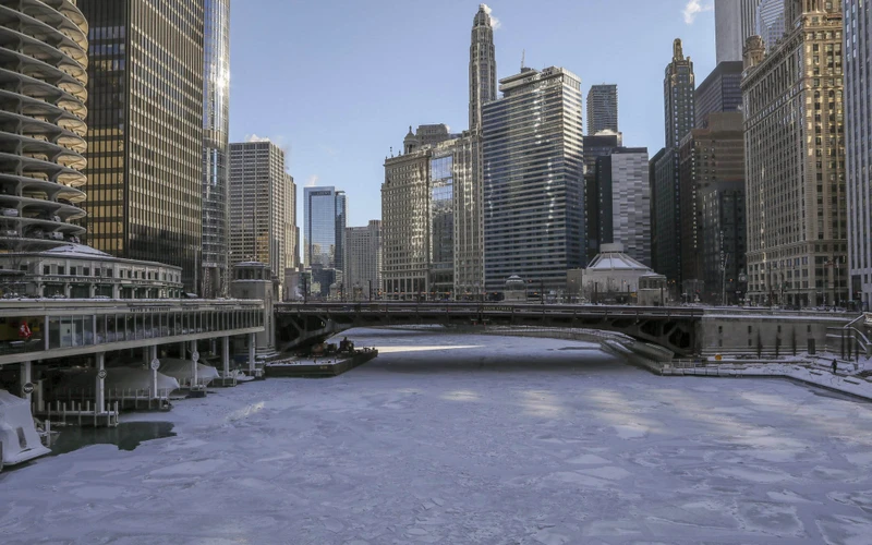 Mặt sông Chicago đóng băng khi nhiệt độ xuống thấp kỷ lục (ảnh: AP)