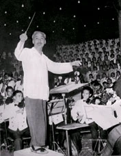 Bác bắt nhịp bài ca kết đoàn (1960).