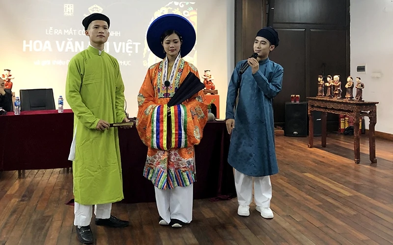 Áo Nhật Bình và áo tấc được giới thiệu trong buổi ra mắt dự án Việt Nam Cổ Phục.