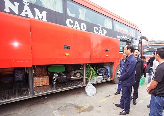 Thứ trưởng Lê Đình Thọ thị sát, kiểm tra công tác phục vụ vận tải Tết tại các bến xe ở Hà Nội.