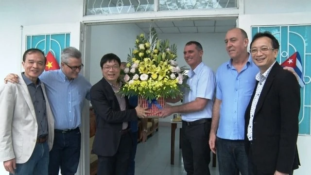 Chào đón năm mới Kỷ Hợi 2019, đại diện lãnh đạo Bệnh viện tặng hoa, chúc mừng các bác sĩ Cuba.