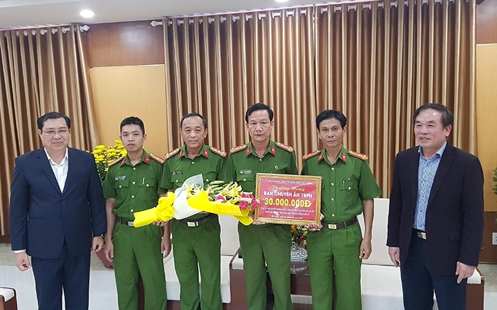 Chủ tịch UBND TP Đà Nẵng Huỳnh Đức Thơ trao thưởng cho lực lượng công an Đà Nẵng về thành tích phá án ma tuý lớn.