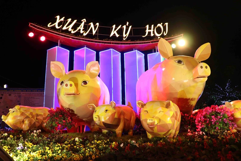 Biểu tượng Lợn vàng tại Vườn hoa Xuân Kỷ Hợi 2019 tại Ninh Thuận.