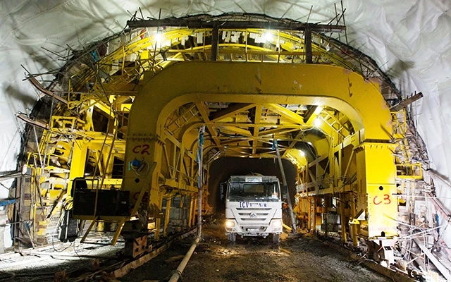 Các đơn vị, nhà thầu huy động nguồn nhân lực chất lượng cao, thiết bị hiện đại thi công hầm Cù Mông.