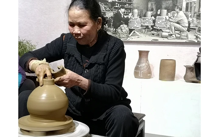 Nghệ nhân Giang Thị Nhạn đã 50 theo nghề làm gốm ở thị trấn Hương Canh.