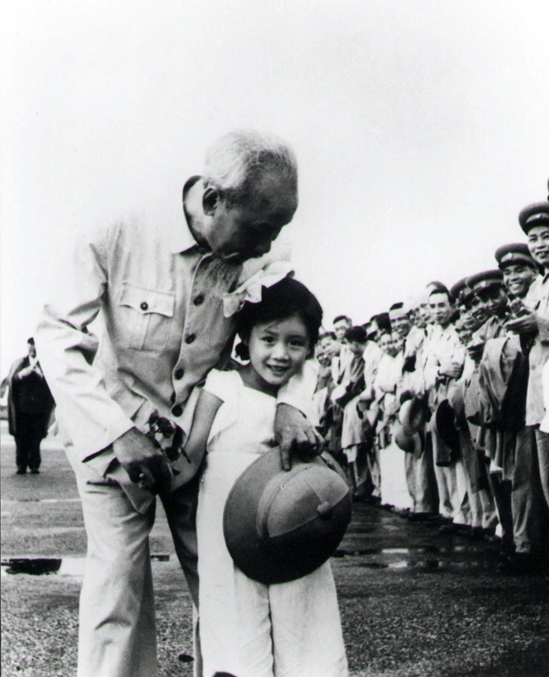  Bác Hồ với bé Tiểu Hồng (Vương Phong) tháng 5-1957 tại sân bay Gia Lâm. (Ảnh: chị Vương Phong cung cấp)