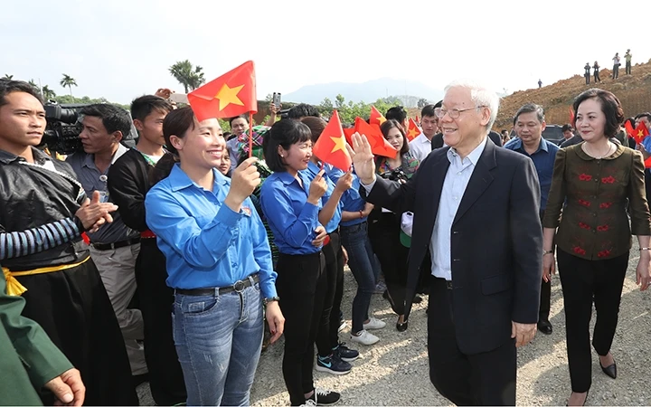 Tổng Bí thư, Chủ tịch nước Nguyễn Phú Trọng và các tầng lớp nhân dân dự Lễ phát động tại xã Việt Cường, huyện Trấn Yên. Ảnh: TRÍ DŨNG (TTXVN) 