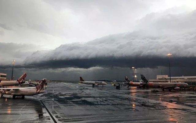Nhiều chuyến bay ở sân bay Xít-ni, Ô-xtrây-li-a bị hủy do bão lớn. Ảnh ABC