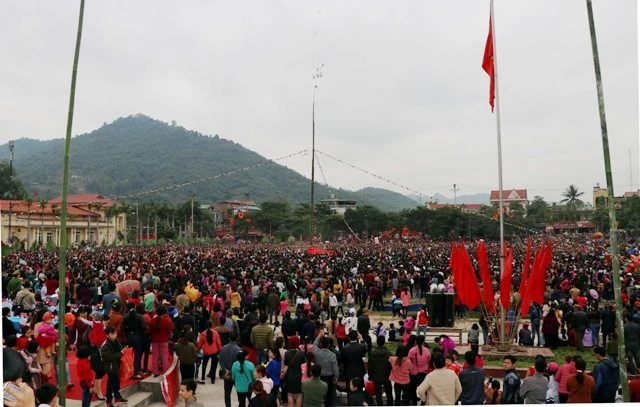 Hàng nghìn người dân địa phương và du khách tham gia lễ hội.