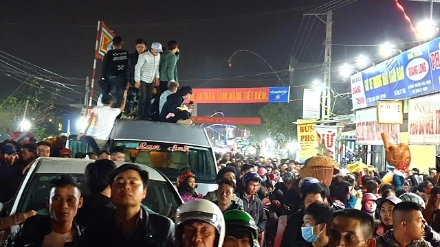 Ngất xỉu vì chen lấn giữa chợ Viềng Nam Định