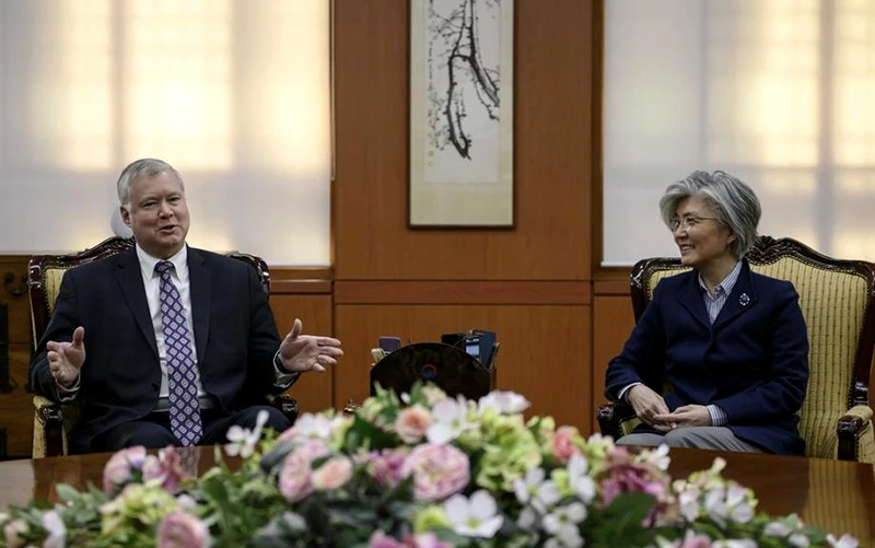 Bộ trưởng Ngoại giao Hàn Quốc Kang Kyung-wha (bên phải) tiếp Phái viên của Mỹ về Triều Tiên S.Biegun. Ảnh AP