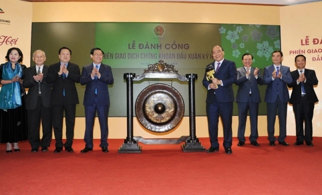 Thủ tướng Nguyễn Xuân Phúc dự lễ đánh cồng phiên giao dịch chứng khoán đầu Xuân Kỷ Hợi