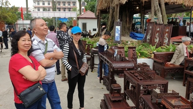 Đông đảo du khách tham dự chợ Tết “Một thoáng Thành Nam”.