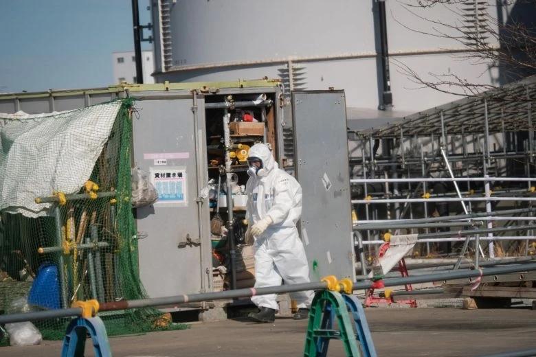 Một công nhân nhà máy điện đeo mặt nạ phòng độc tại nhà máy điện hạt nhân Fukushima Dai-Ichi (ảnh: SIPA)