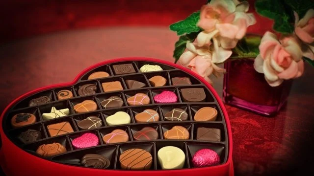 Hoa hồng và chocolate là những hương vị không thể thiếu trong ngày lễ tình yêu. (Ảnh: Guardian)