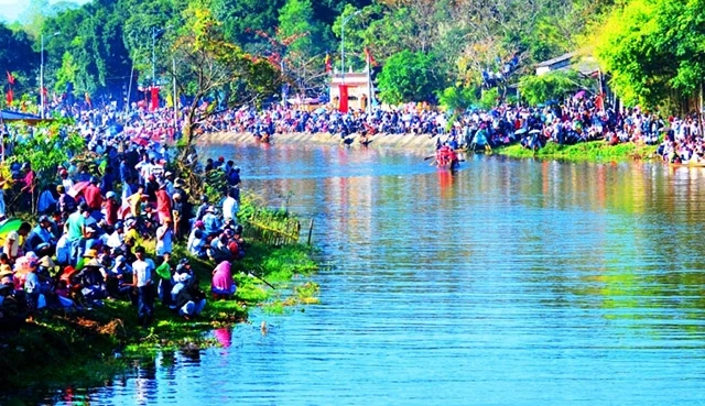 Rộn ràng lễ hội đua trải truyền thống trên sông Vực (thị xã Hương Thủy, Thừa Thiên - Huế) đầu Xuân.