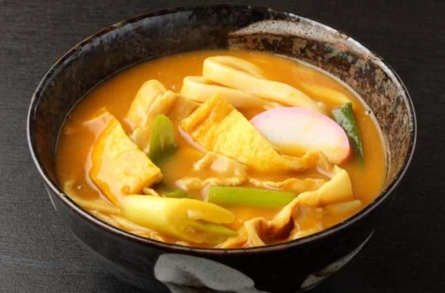 Mì udon cà-ri được nấu từ những sợi mì trắng trong nước soup cà ri Nhật độc đáo. 