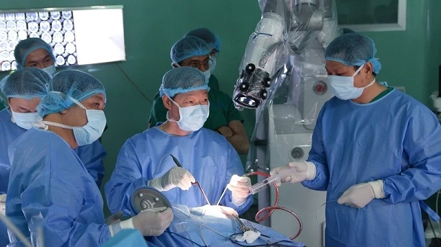 Lần đầu tiên tại châu Á: Bệnh viện Nhân Dân 115 mổ u não thành công bằng robot