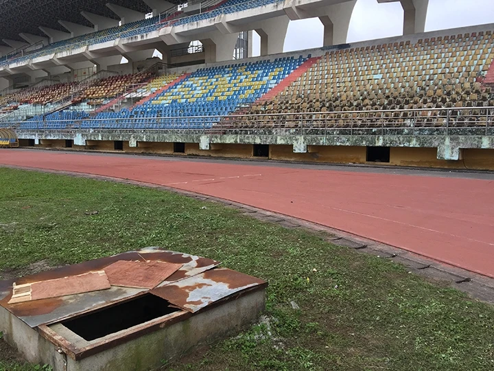 Sân vận động Ninh Bình bị xuống cấp nghiêm trọng.