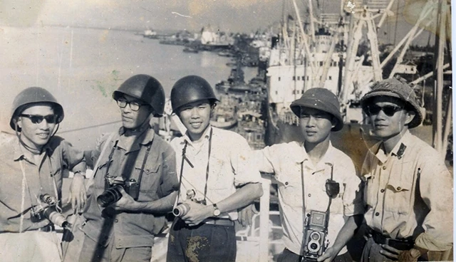 Nhà báo Đỗ Quảng (người áo trắng đứng giữa) tác nghiệp tại cảng Hải Phòng trong những ngày Mỹ mở chiến dịch Sấm Rền ném bom thả mìn, thủy lôi phong tỏa các tàu ra vào cảng.