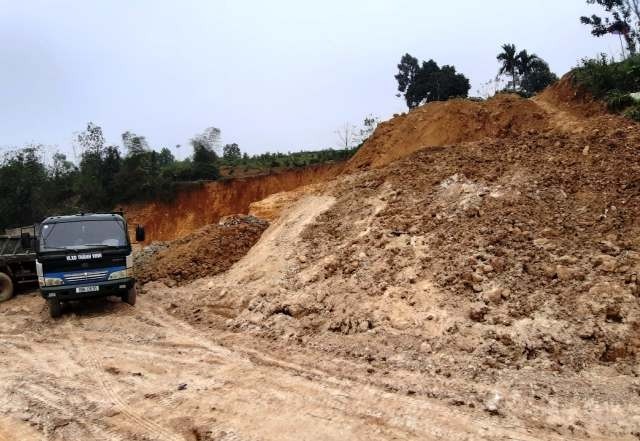 Lợi dụng việc xin hạ cốt nền để khai thác khoáng sản trái phép tại khu Đét, xã Văn Luông.