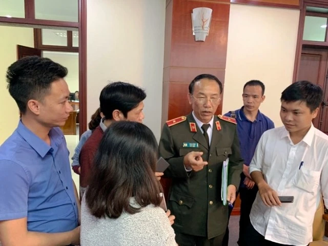 Thiếu tướng Sùng A Hồng, Giám đốc Công an tỉnh Điện Biên trả lời phỏng vấn báo chí.