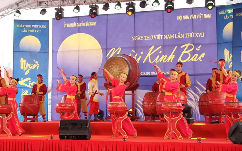 Các đại biểu thưởng thức màn trống hội tại Ngày thơ Việt Nam 2019.