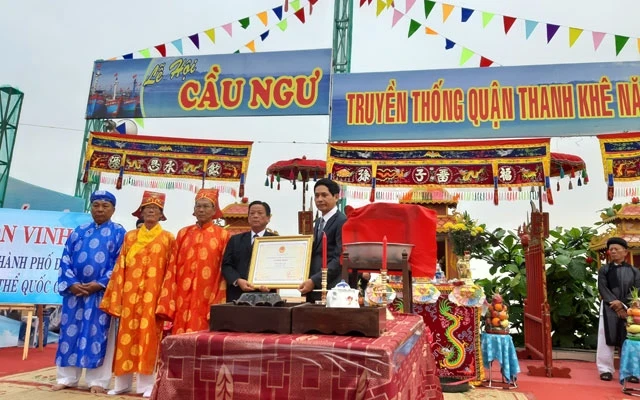 Nhận chứng nhận “Lễ hội Cầu ngư tại thành phố Đà Nẵng” là di sản văn hóa phi vật thể. (Ảnh: THANH TÂM)