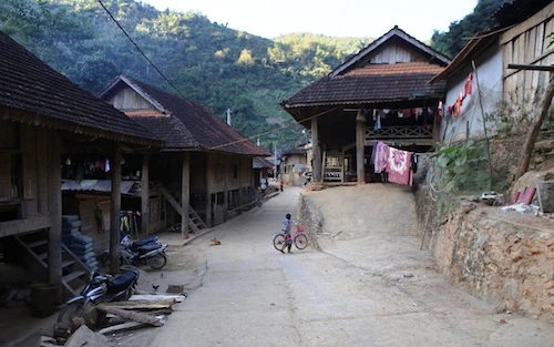Bản Ðỉnh Sơn 2, xã Hữu Kiệm, huyện Kỳ Sơn (Nghệ An) là nơi có nhiều phụ nữ vượt biên ra nước ngoài bán bào thai.