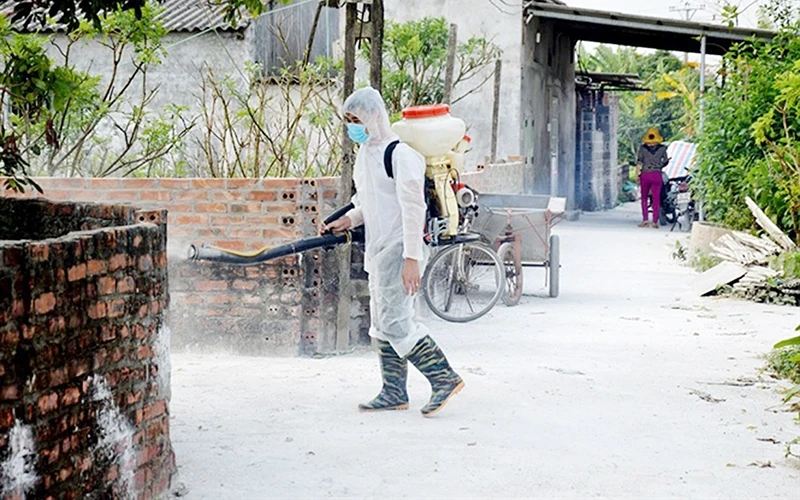 Cán bộ thú y phun hóa chất khử trùng tại xã Ðông Ðô, huyện Hưng Hà (Thái Bình). Ảnh: Minh Phúc