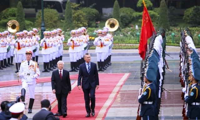 Lễ đón chính thức Tổng thống nước Cộng hòa Argentina Mauricio Macri diễn ra trọng thể tại Phủ Chủ tịch. (Ảnh: dangcongsan.vn)