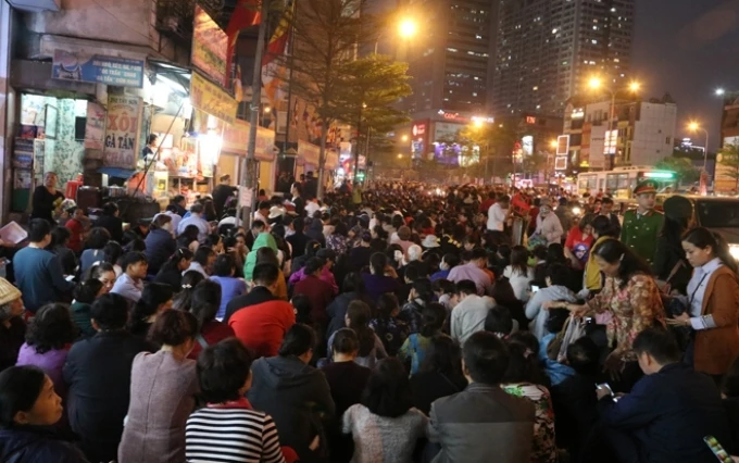 Hàng nghìn người đổ về chùa Phúc Khánh (Hà Nội) dự lễ cúng Rằm tháng Giêng, tối 18-2. (Ảnh: Lê Phú/Báo Tin tức)