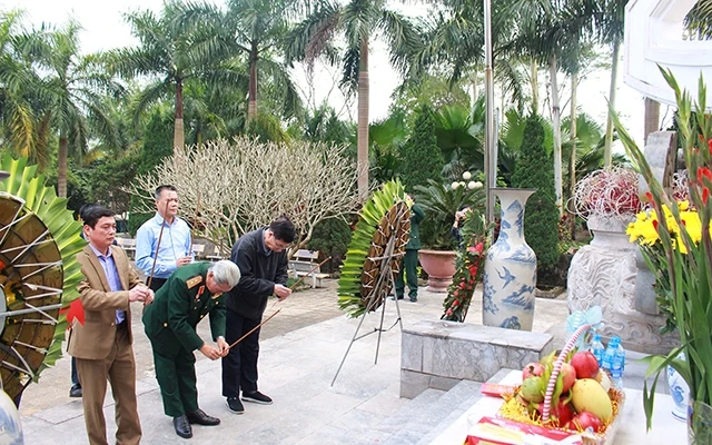 Trung tướng Lê Văn Hân, Chủ tịch Hội Hỗ trợ gia đình liệt sĩ Việt Nam thắp hương tưởng nhớ các anh hùng liệt sĩ tại Nghĩa trang liệt sĩ quốc gia Vị Xuyên.