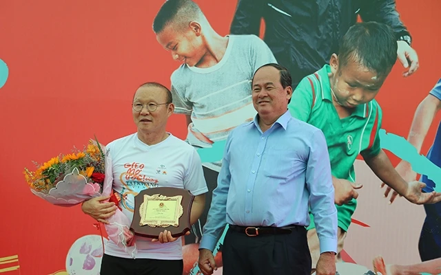 Phó Chủ tịch UBND tỉnh An Giang Nguyễn Thanh Bình và HLV Park Hang Seo. 