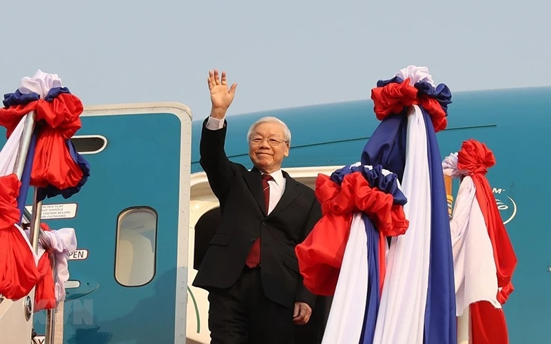 Tổng Bí thư, Chủ tịch nước Nguyễn Phú Trọng đến sân bay quốc tế Wattay ở Thủ đô Vientiane. (Ảnh: Trí Dũng/TTXVN)