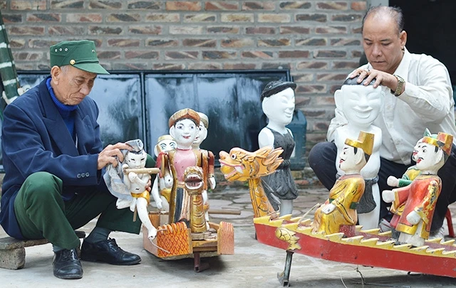 Các nghệ nhân làng Đồng Ngư , xã Ngũ Thái, huyện Thuận Thành, tỉnh Bắc Ninh chuẩn bị con rối để biểu diễn. Ảnh: KHẢ ANH