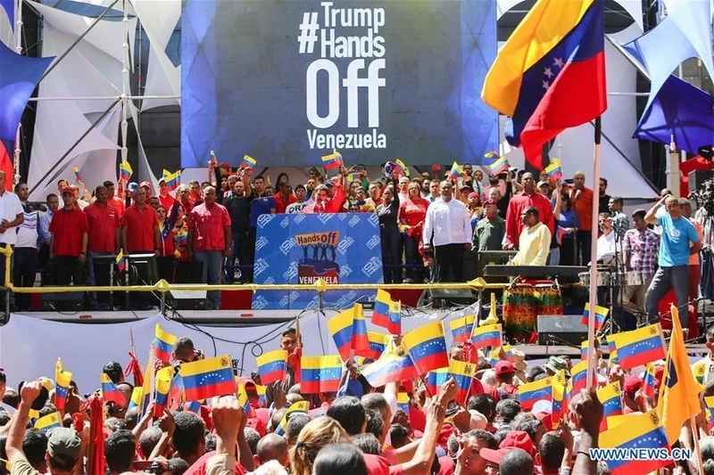 Tổng thống Maduro tuyên bố cắt đứt quan hệ ngoại giao với Colombia trước những người ủng hộ ông ở thủ đô Caracas hôm 23-2 (Ảnh: Xinhua).