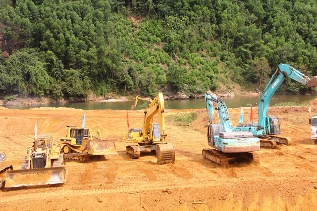 Khởi công xây dựng hồ chứa nước Đồng Mít.