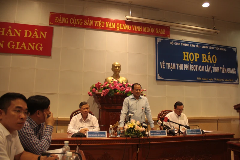Thứ trưởng bộ GTVT Nguyễn Nhật phát biểu tại họp báo về BOT Cai Lậy tại Tiền Giang 