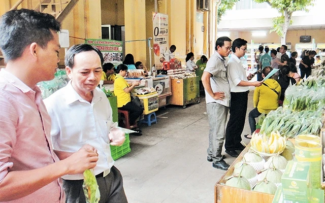 Người dân tham quan, mua sắm tại chợ phiên nông sản an toàn theo chuỗi do Sở Nông nghiệp và Phát triển nông thôn TP Hồ Chí Minh tổ chức.