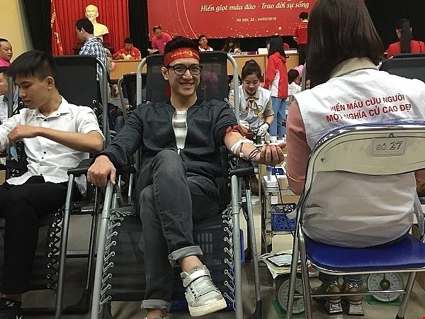 Diễn viên Chí Nhân tham gia hiến máu tại Lễ hội Xuân hồng 2019.
