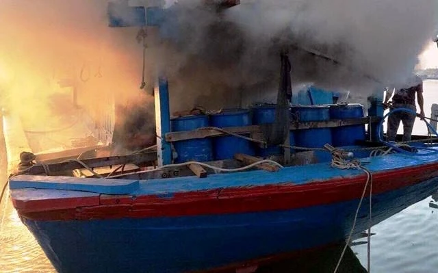 Ngọn lửa bùng lên dữ dội, khói bao phủ cả con tàu.
