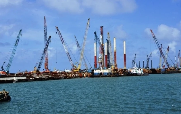 Thi công bến cảng Khu liên hợp sản xuất gang thép Hoà Phát Dung Quất.