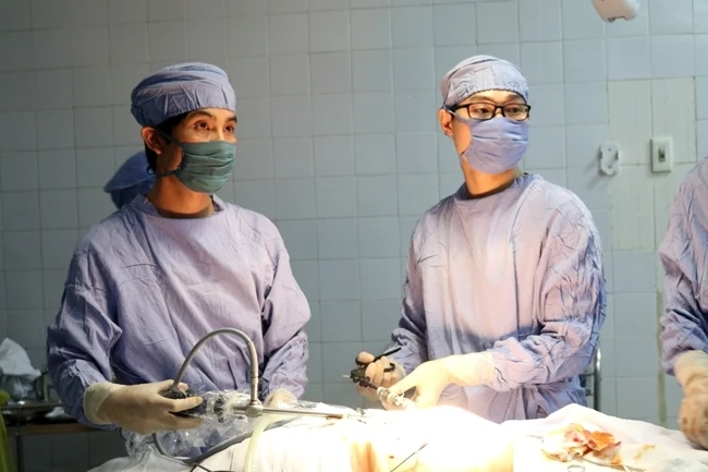 Bác sĩ Nguyễn Chiến Quyết (người bên phải) tham gia ca phẫu thuật cho người bệnh ngay khi vừa nhận nhiệm vụ tại Bệnh viện đa khoa huyện Bắc Hà (Lào Cai).