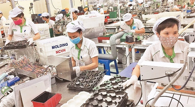 Công nhân đang lắp ráp linh kiện điện tử tại Công ty TNHH Nidec Việt Nam (Khu Công nghệ cao TP Hồ Chí Minh).