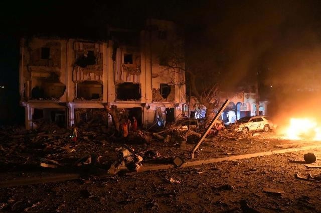 Hiện trường vụ đánh bom khách sạn trên đường Maka Almukarramah, thủ đô Mogadishu, Somalia, ngày 28-2. (Ảnh: Reuters)