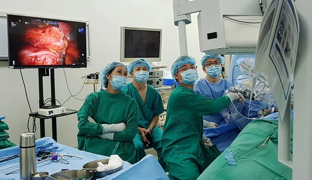 Các bác sĩ Bệnh viện Chợ Rẫy TP Hồ Chí Minh thực hiện ca mổ thận có sự hỗ trợ của robot.