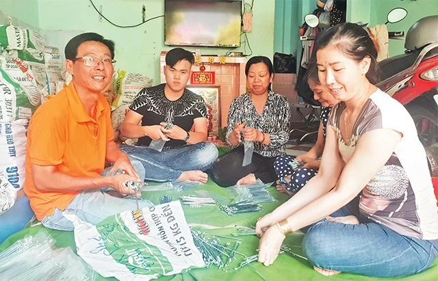 Tổ tự quản giảm nghèo số 23, phường 3, giới thiệu việc làm gia công cho hộ gia đình anh Lý Chí Hùng làm phụ tùng xe máy, giúp gia đình thoát nghèo.