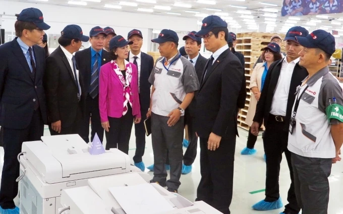 Đồng chí Trương Thị Mai thăm Công ty TNHH Fuji Xerox Việt Nam, tại Khu công nghiệp VSIP Hải Phòng. 