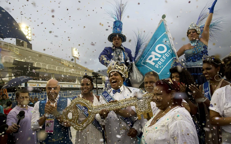 Ông vua của lễ hội Carnival Momo Wilson Neto, trung tâm của lễ hội giữ chiếc chìa khóa của thành phố tại buổi lễ khai mạc lễ hội Carnival ở Sambadrome, Rio de Janeiro, Brazil. (Ảnh: AP) 